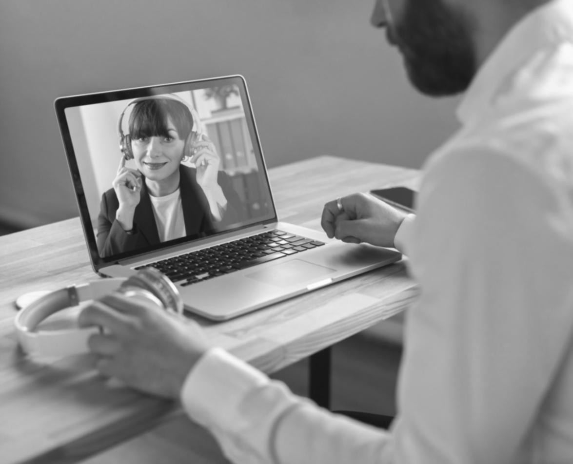 Equipo de soinacseium trabajando en análisis empresarial
